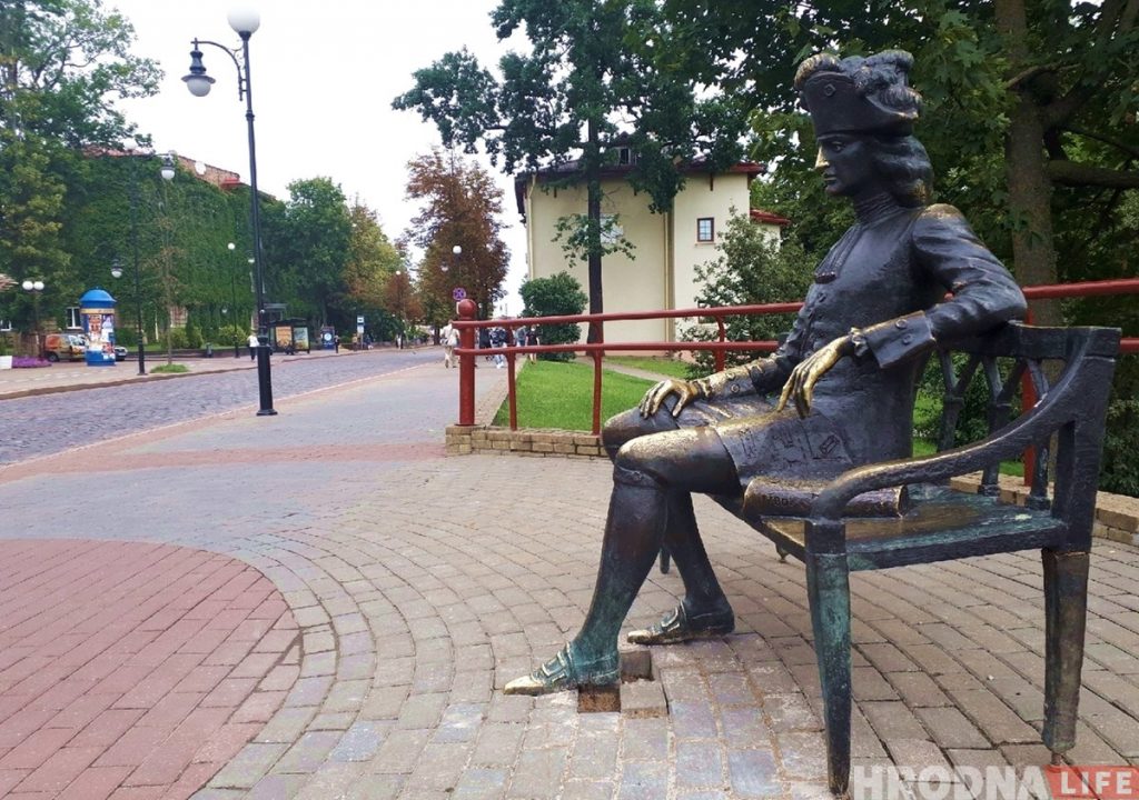 Чтобы видели туристы: "Зодчего Городницы" перенесли на улицу Ожешко