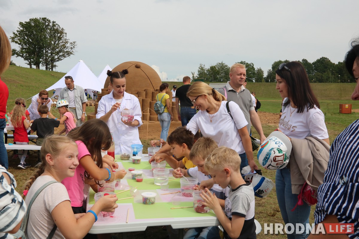 “Мои атомы довольны”. Школу, садик, больницу и ядерное топливо ждут в Островце этой осенью “Мои атомы довольны”. Школу, садик, больницу и ядерное топливо ждут в Островце этой осенью