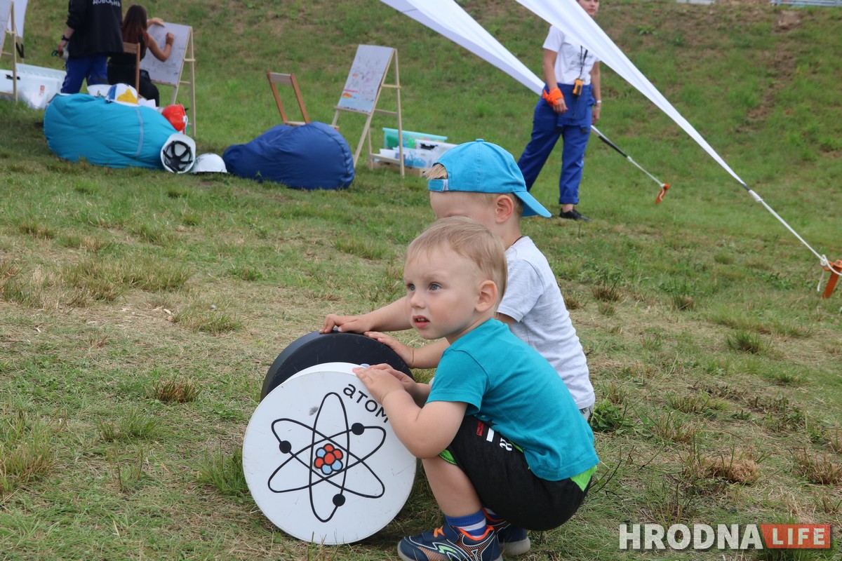 “Мои атомы довольны”. Школу, садик, больницу и ядерное топливо ждут в Островце этой осенью “Мои атомы довольны”. Школу, садик, больницу и ядерное топливо ждут в Островце этой осенью