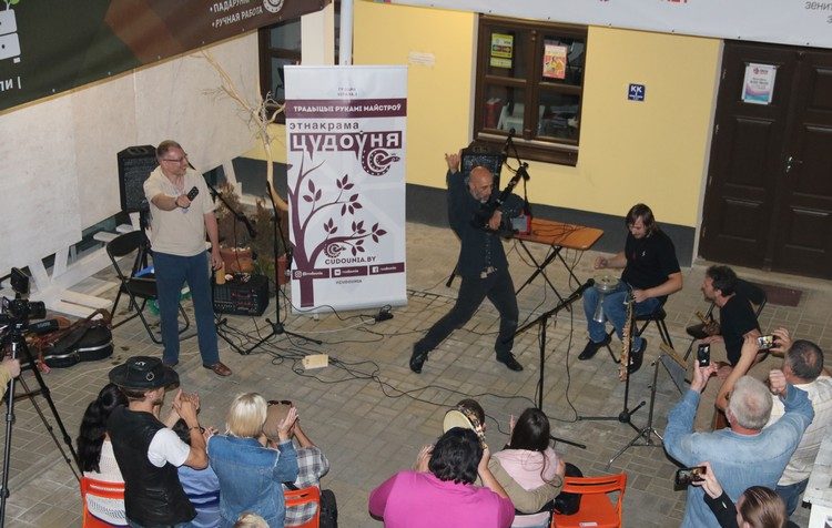 Лявониха и гимн Беларуси. Иранец из Германии сыграл их в Гродно на беларусской волынке