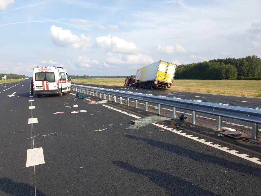 На М6 в Лидском районе очередная трагедия: водителя фуры выбросило из кабины, он погиб на месте (обновлено) На М6 в Лидском районе очередная трагедия: водителя фуры выбросило из кабины, он погиб на месте (обновлено)
