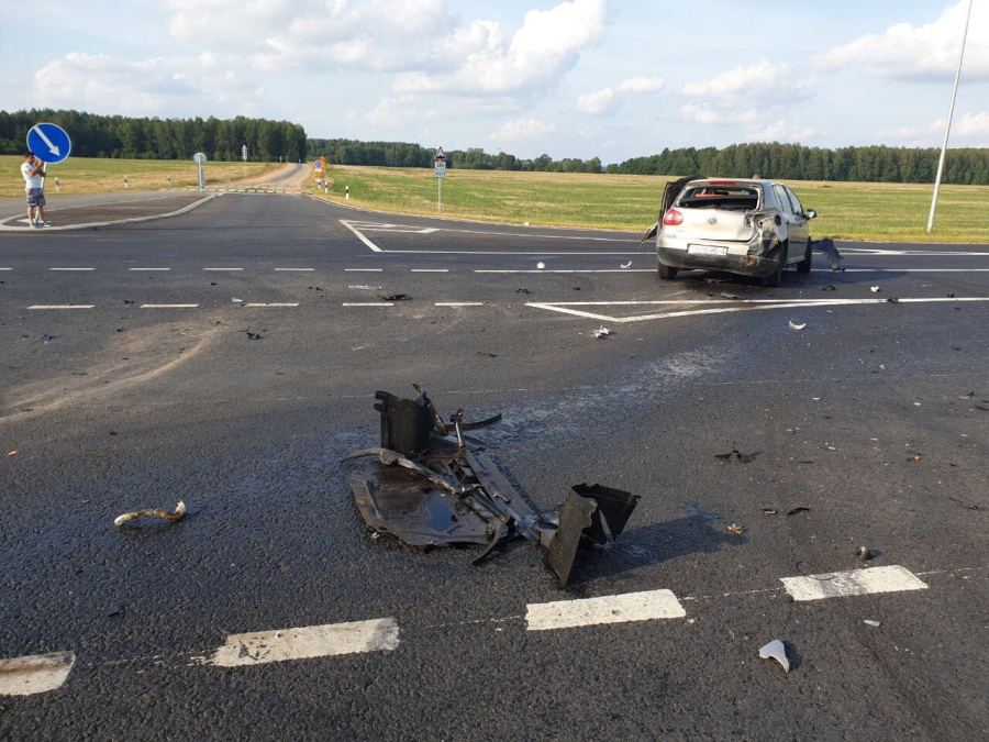 На М6 в Лидском районе очередная трагедия: водителя фуры выбросило из кабины, он погиб на месте (обновлено) На М6 в Лидском районе очередная трагедия: водителя фуры выбросило из кабины, он погиб на месте (обновлено)