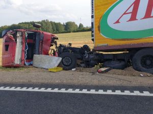 На М6 в Лидском районе очередная трагедия: водителя фуры выбросило из кабины, он погиб на месте (обновлено)