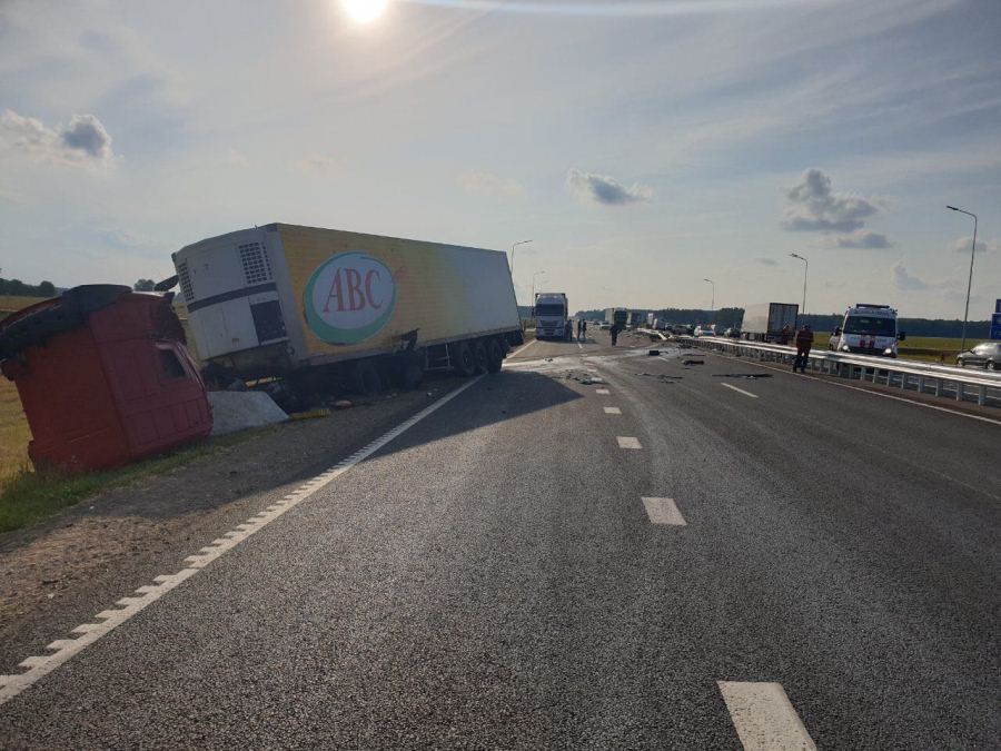 На М6 в Лидском районе очередная трагедия: водителя фуры выбросило из кабины, он погиб на месте (обновлено) На М6 в Лидском районе очередная трагедия: водителя фуры выбросило из кабины, он погиб на месте (обновлено)