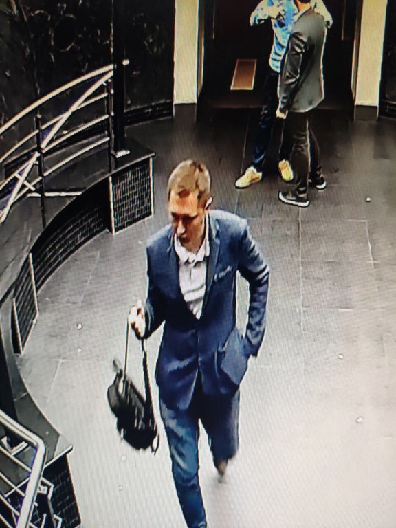 В Гродно ищут мужчину, который выпил чужой коктейль и украл чужой рюкзак В Гродно ищут мужчину, который выпил чужой коктейль и украл чужой рюкзак