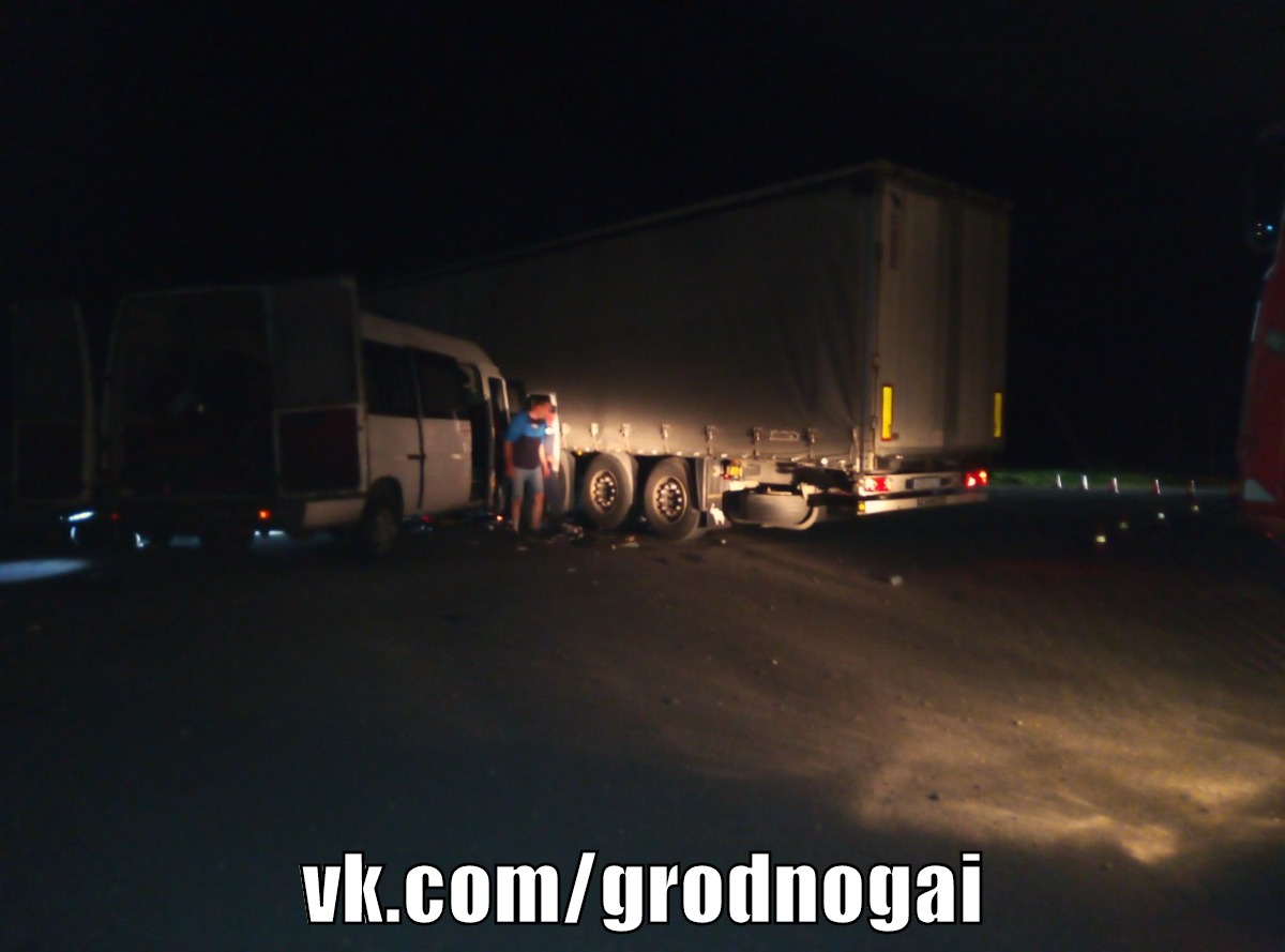 Возле Ивья маршрутка врезалась в фуру, ехавшую задним ходом. Шестеро госпитализированы Возле Ивья маршрутка врезалась в фуру, ехавшую задним ходом. Шестеро госпитализированы