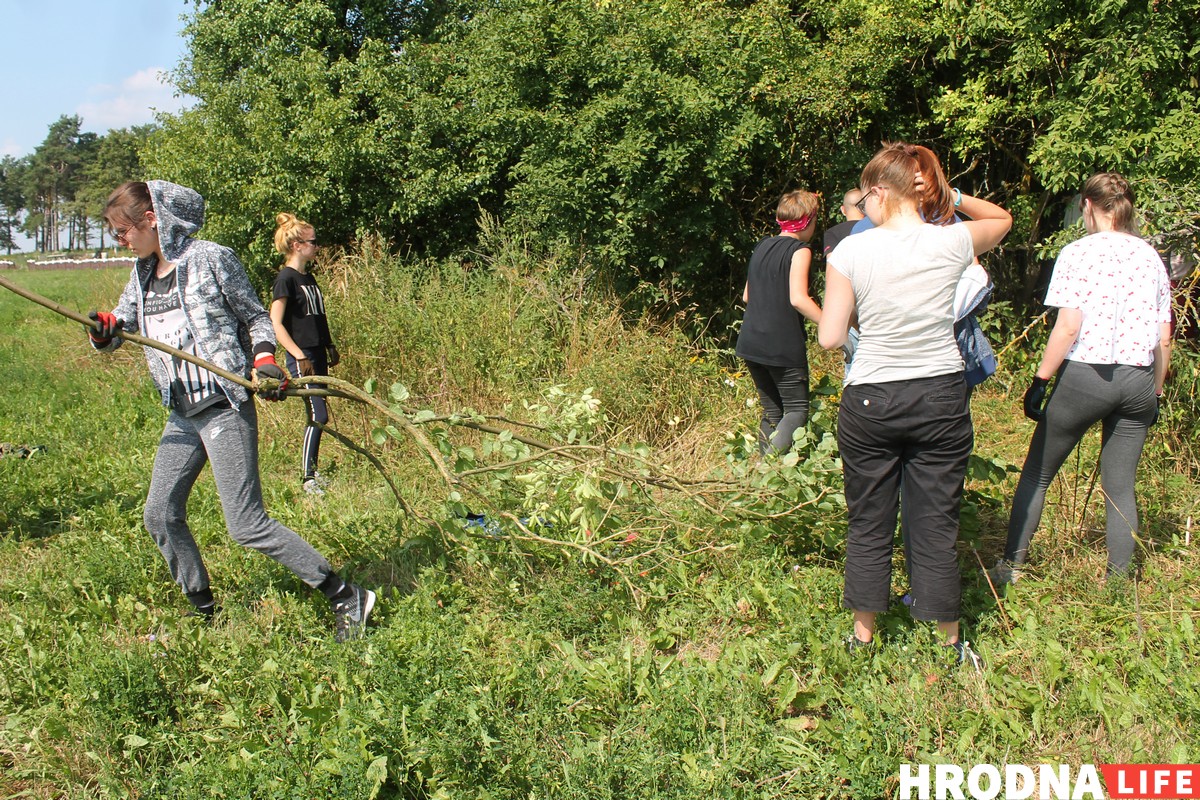 "Вернуть местечку корни". Как волонтеры восстанавливают старое иудейское и лютеранское кладбище "Вернуть местечку корни". Как волонтеры восстанавливают старое иудейское и лютеранское кладбище