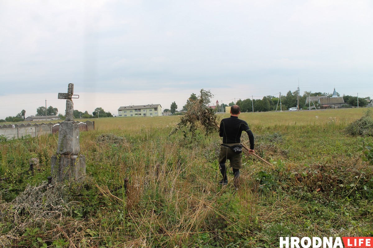 "Вернуть местечку корни". Как волонтеры восстанавливают старое иудейское и лютеранское кладбище "Вернуть местечку корни". Как волонтеры восстанавливают старое иудейское и лютеранское кладбище