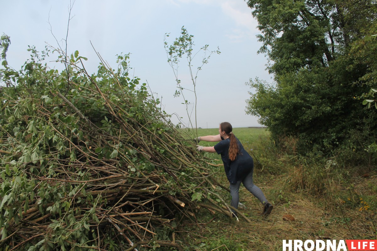 "Вернуть местечку корни". Как волонтеры восстанавливают старое иудейское и лютеранское кладбище "Вернуть местечку корни". Как волонтеры восстанавливают старое иудейское и лютеранское кладбище