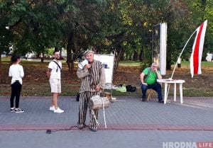 Выборы 2019: смотрите перформанс Николая Саляника в центре Гродно Выборы 2019: смотрите перформанс Николая Саляника в центре Гродно