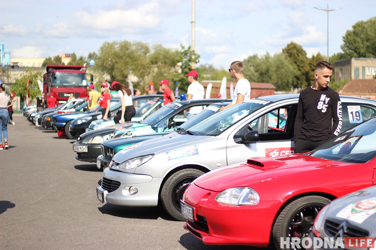 Колеса над землей, рев мотора на всю парковку: в Гродно прошел четвертый этап автоджимханы Четвертый этап кубка ADTBY по джимхане в Гродно
