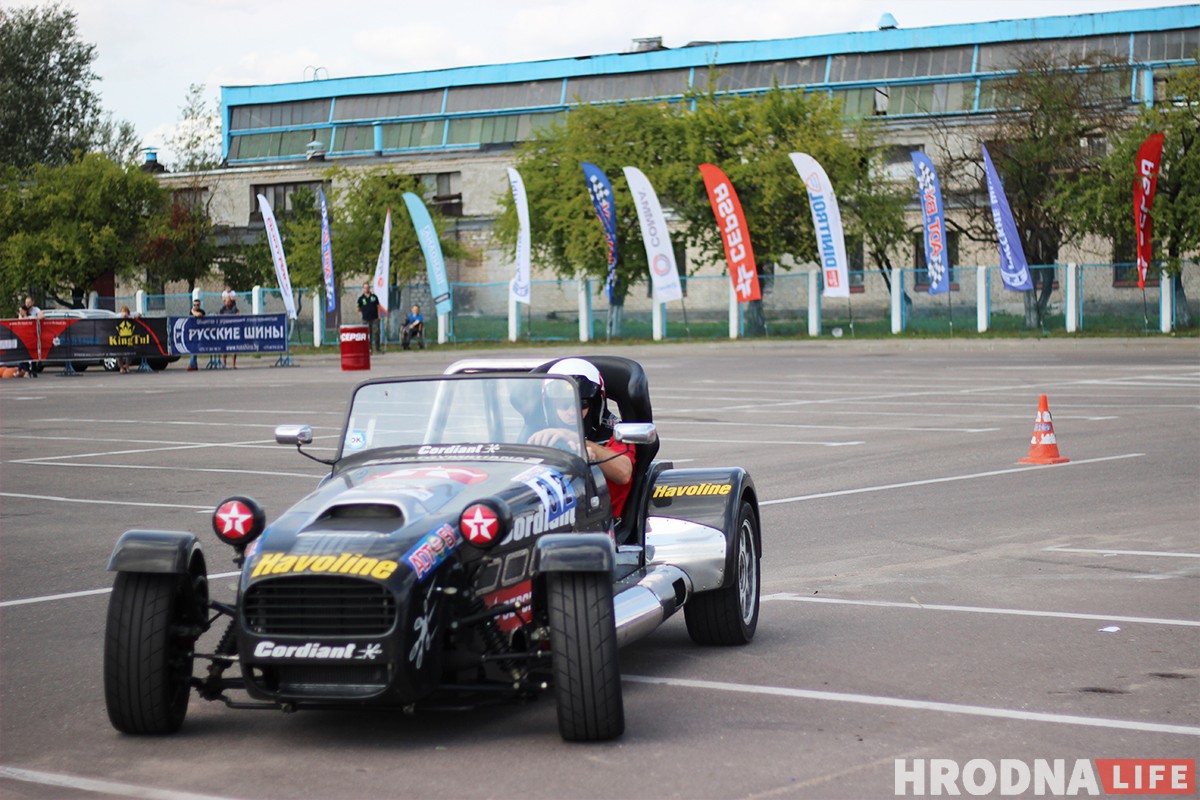 Колеса над землей, рев мотора на всю парковку: в Гродно прошел четвертый этап автоджимханы Четвертый этап кубка ADTBY по джимхане в Гродно