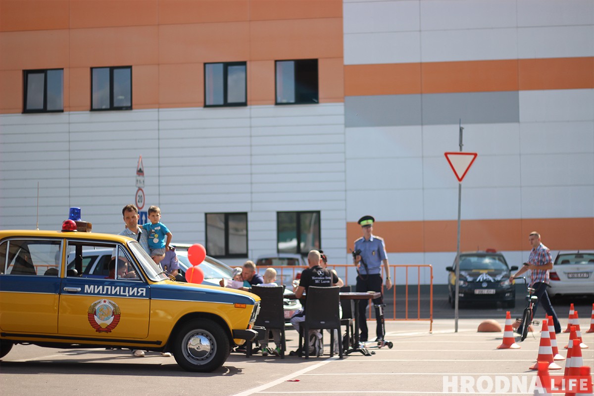 Колеса над землей, рев мотора на всю парковку: в Гродно прошел четвертый этап автоджимханы Четвертый этап кубка ADTBY по джимхане в Гродно