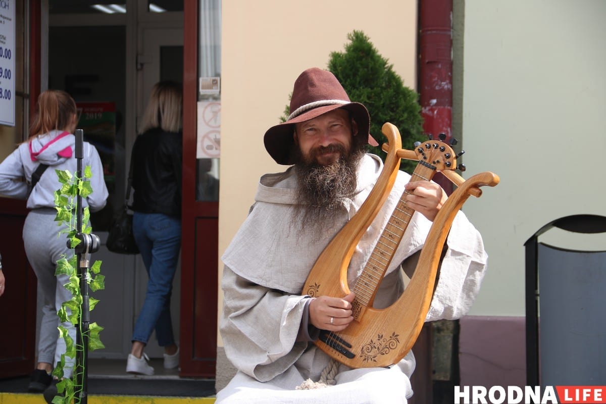 Тату на банане и свинья под горисполкомом - чем удивлял День города в Гродно. Фоторепортаж