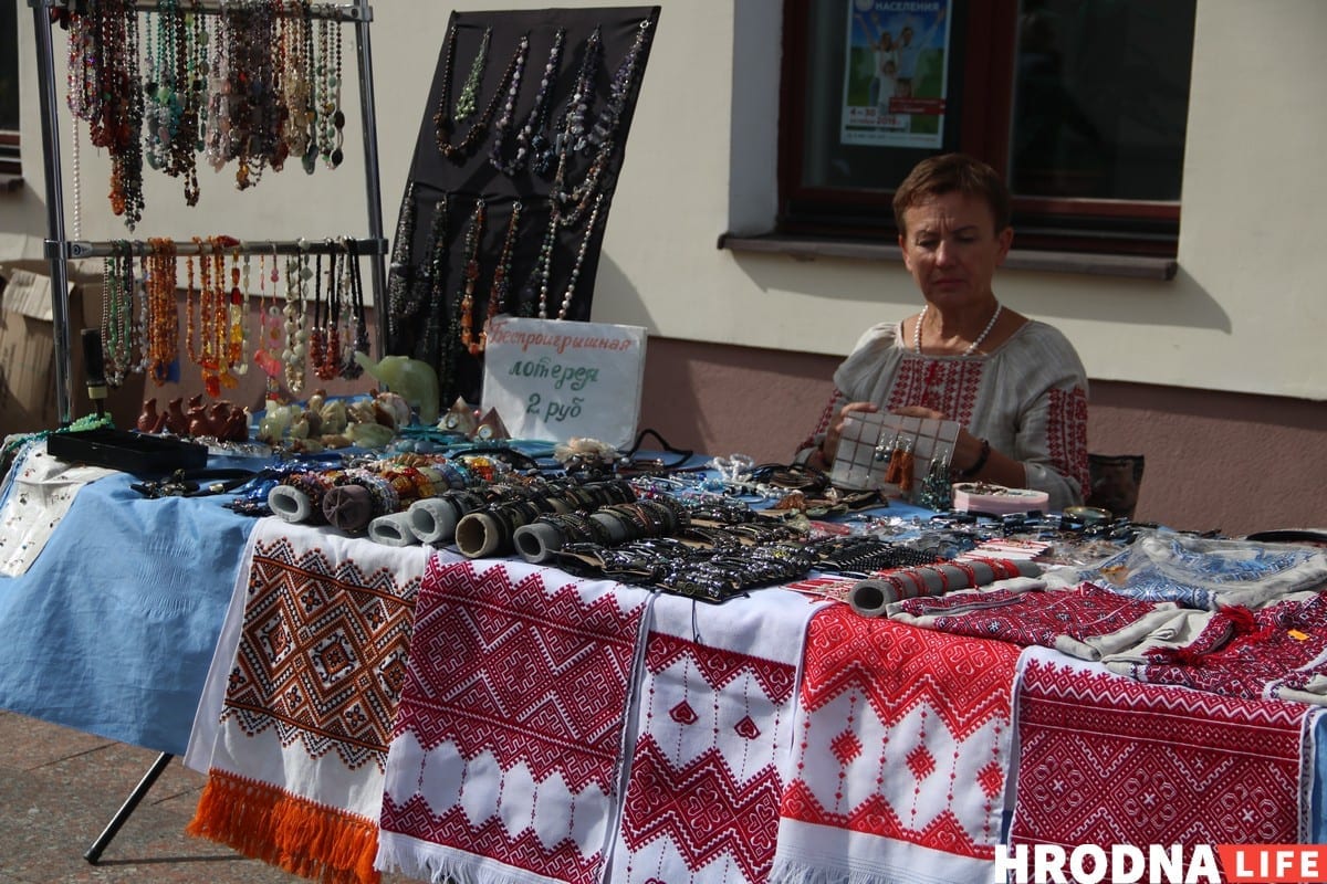 Тату на банане и свинья под горисполкомом - чем удивлял День города в Гродно. Фоторепортаж