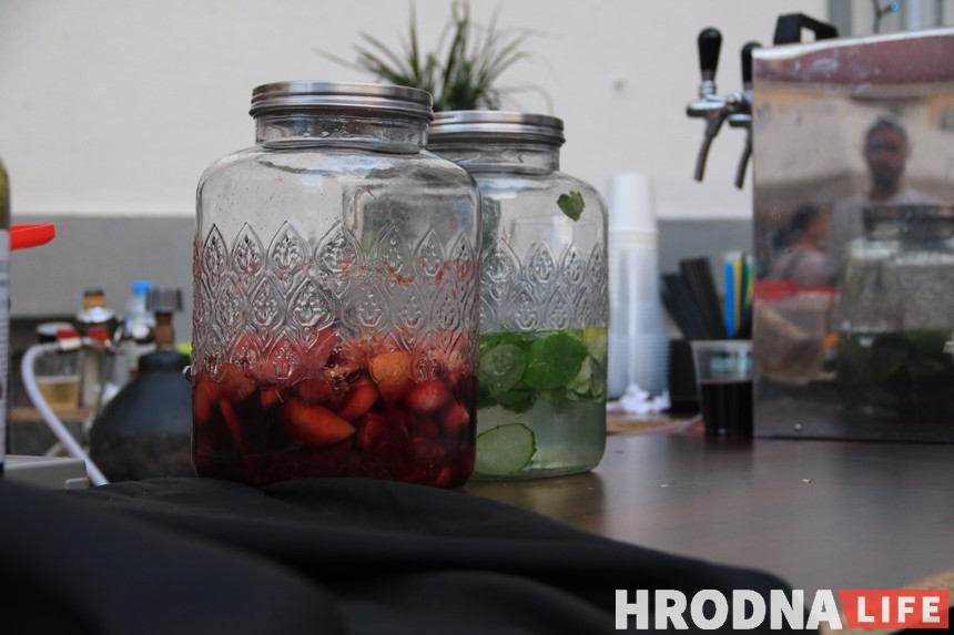 Гродненцы прощались с летом во дворике "Акцента"