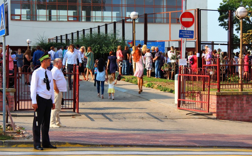 Возле школы на Ольшанке задержали пьяного водителя Возле школы на Ольшанке задержали пьяного водителя