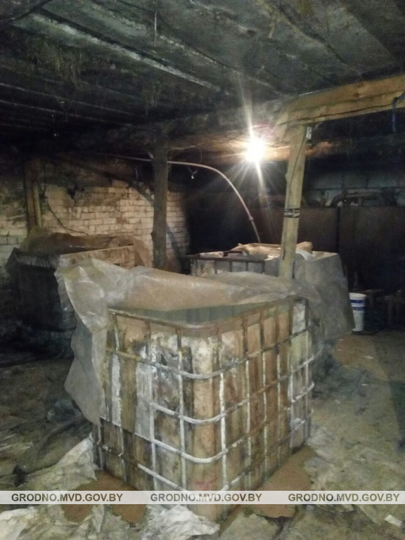 Сварщик изготовил 1700 литров браги на ферме, где он и работает Сварщик изготовил 1700 литров браги на ферме, где он и работает