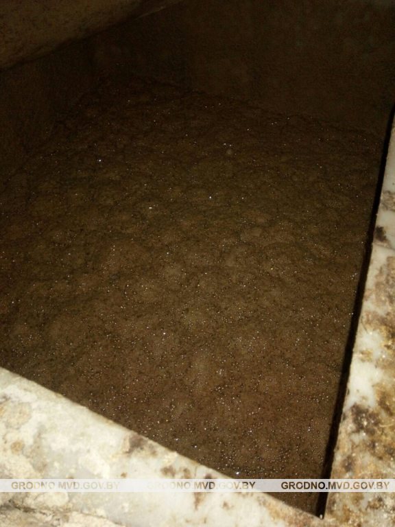 Сварщик изготовил 1700 литров браги на ферме, где он и работает Сварщик изготовил 1700 литров браги на ферме, где он и работает