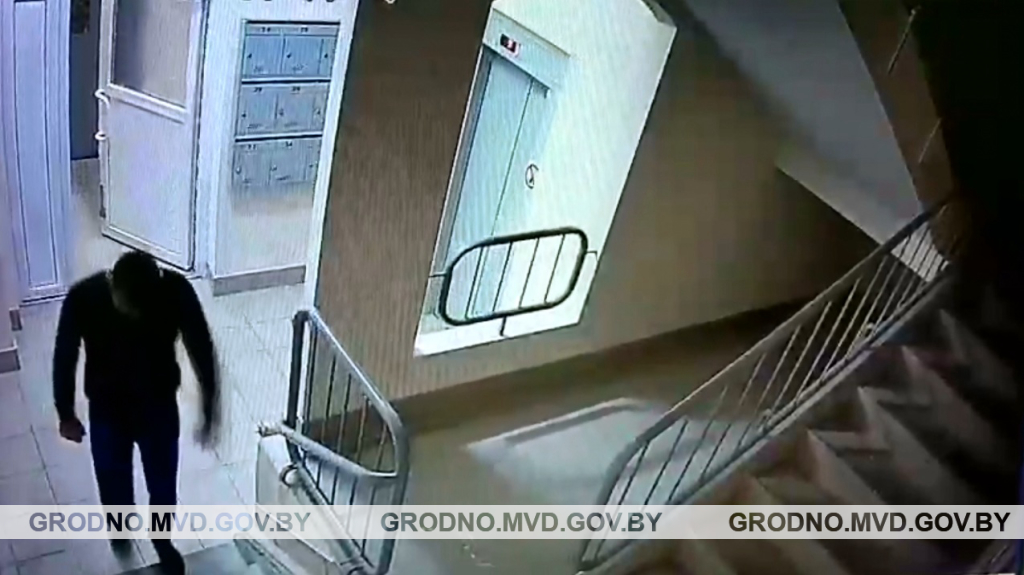 На Ольшанке украли велосипед прямо из подъезда. Милиция ищет вора по видео На Ольшанке украли велосипед прямо из подъезда. Милиция ищет вора по видео