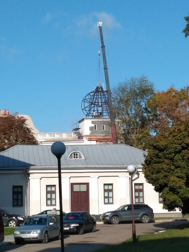 Смотрите, как выглядит башня Старога замка с каркасом будущего купола купол Старого замка / купал Старога замка