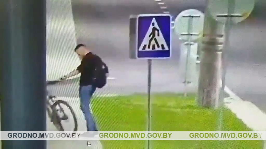 На Ольшанке украли велосипед прямо из подъезда. Милиция ищет вора по видео На Ольшанке украли велосипед прямо из подъезда. Милиция ищет вора по видео