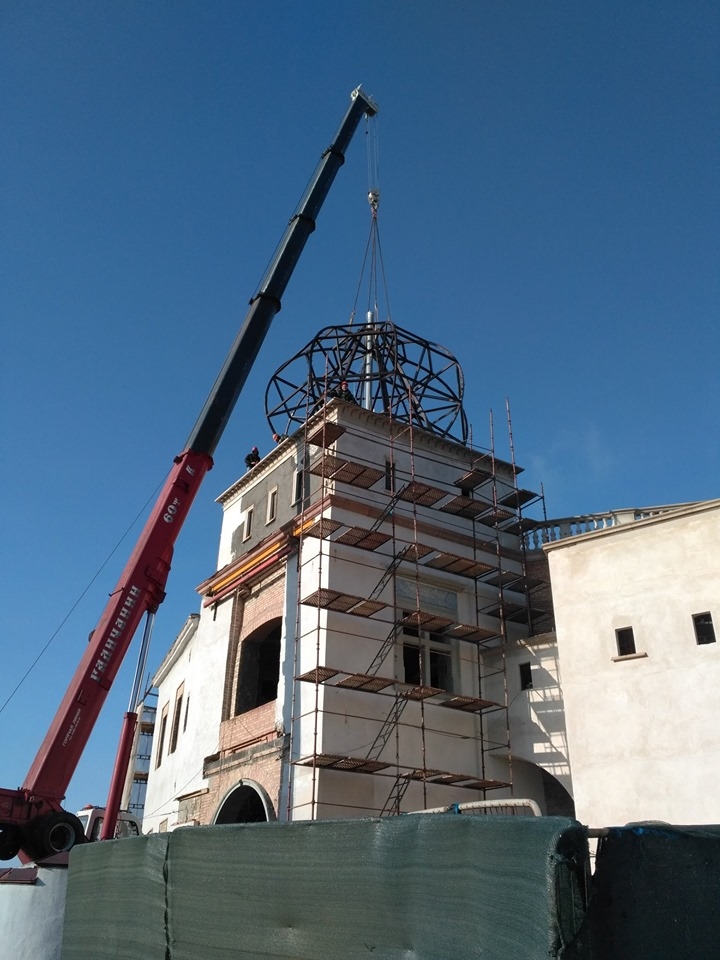 Смотрите, как выглядит башня Старога замка с каркасом будущего купола купол Старого замка / купал Старога замка
