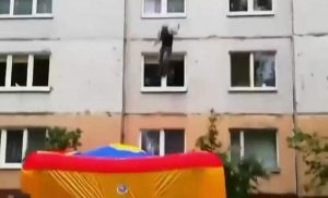 Подробности про случай, когда гродненец хотел прыгнуть с четвертого этажа гродненец спрыгнул с четвертого этажа