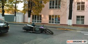 Мотоцикл столкнулся с такси на улице Пушкина