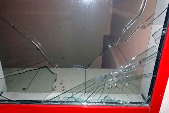 В Лиде мужчина бросил тротуарную плитку в витрину кафе, чтобы проверить его на прочность витрина лида