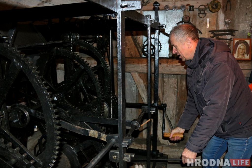 «Первое время страшно было». Как Доменик уже два года занимается часами на Фарном костеле Доменик Пролейко смотритель башенных часов Фарный костел старейшие часы в Европе