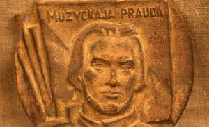 «История и семейная реликвия". Житель Гродно хранит флаг, который сняли с облисполкома в 1995 году