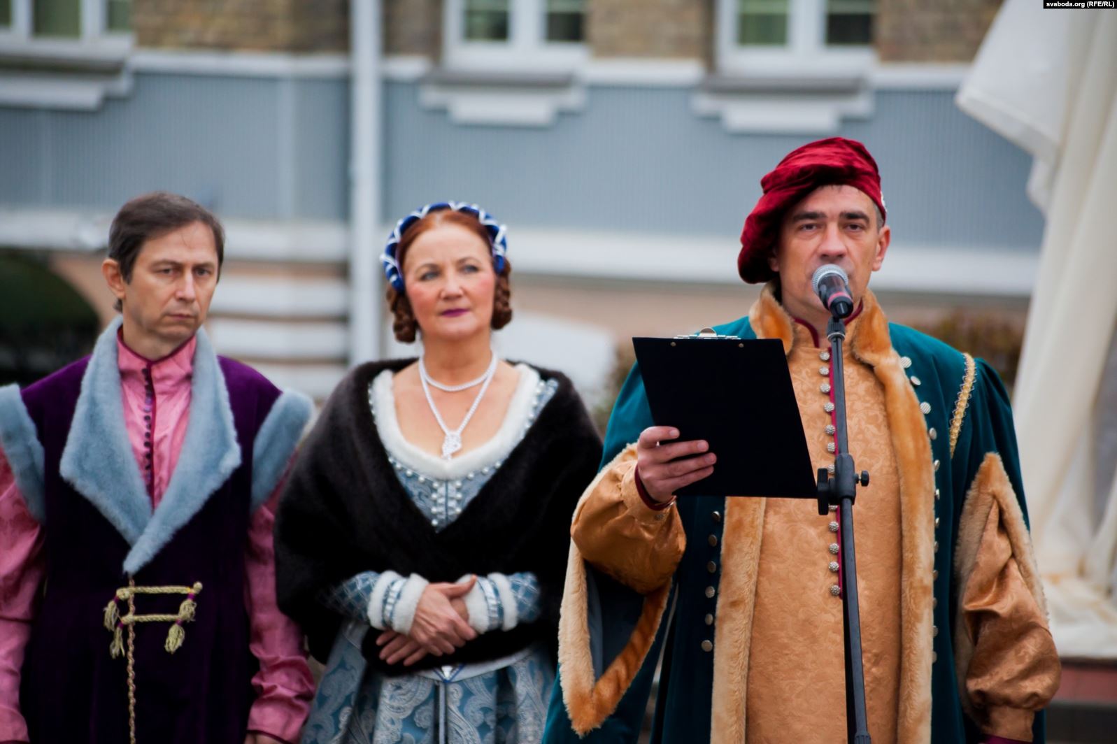 В Слониме открыли бюст Михаилу Казимеру Огинскому В Слониме открыли бюст Михаилу Казимеру Огинскому