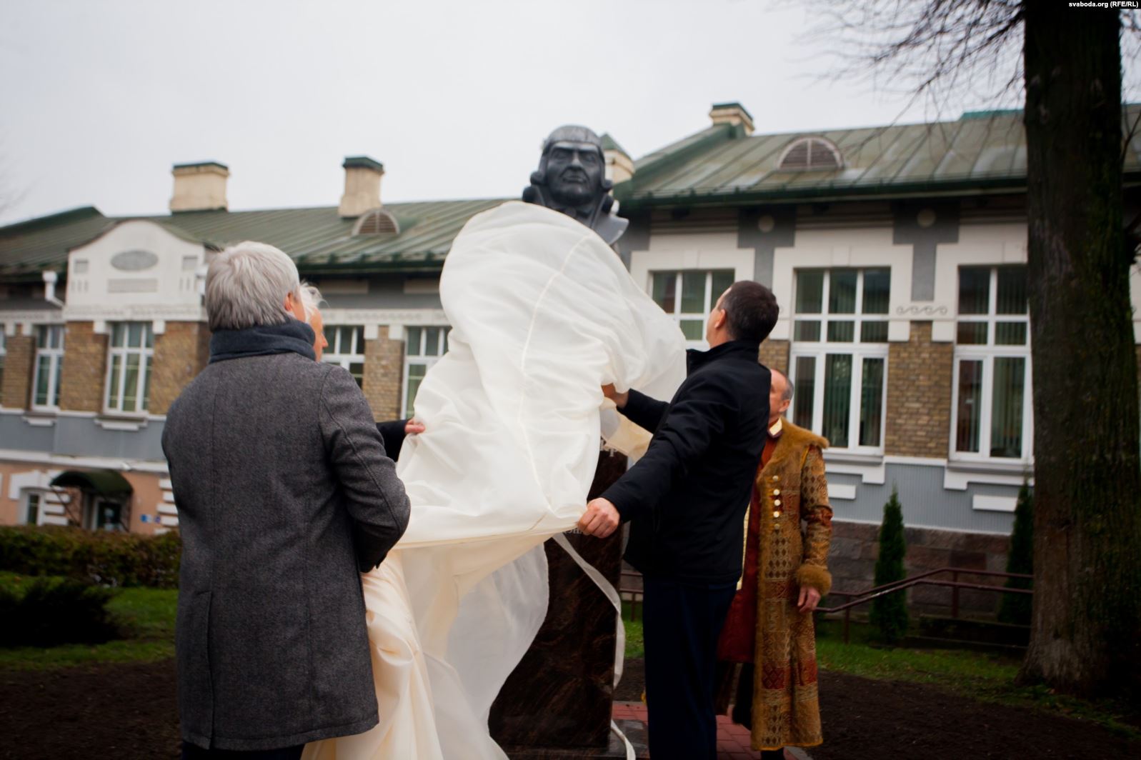 В Слониме открыли бюст Михаилу Казимеру Огинскому В Слониме открыли бюст Михаилу Казимеру Огинскому
