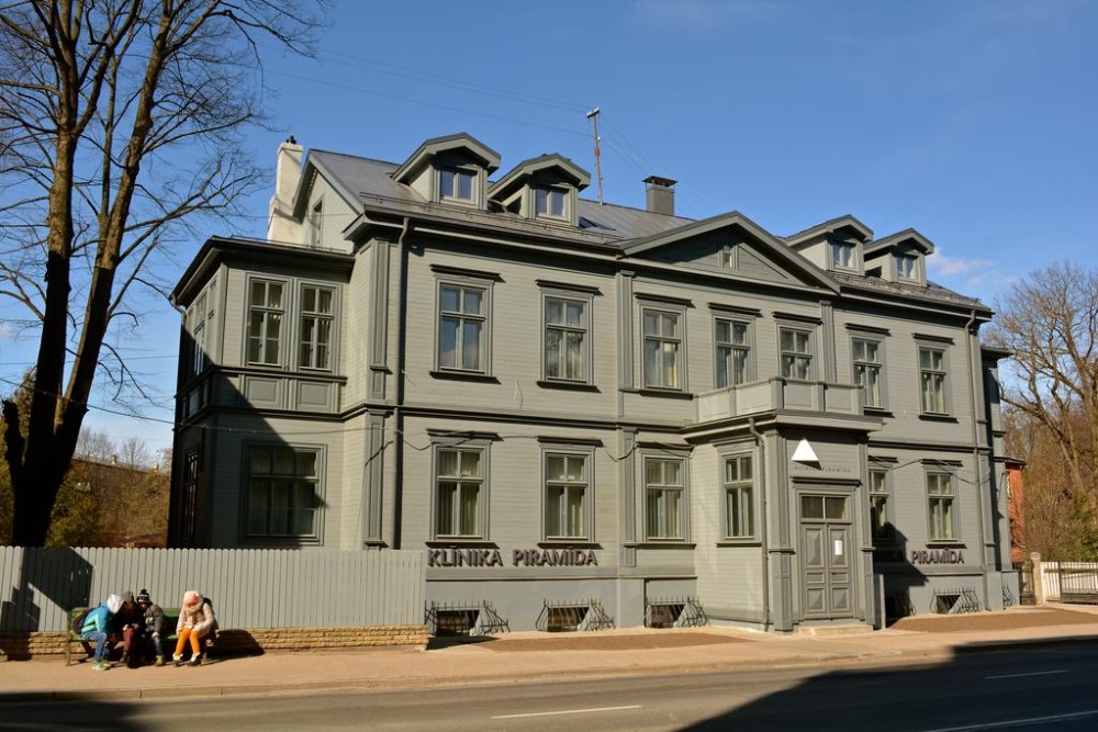 Драўляны асабняк пач. ХХ ст. Рызе, вул Калнциема, 27. У ім размяшчаецца клініка і хостэл. Фота Booking.com