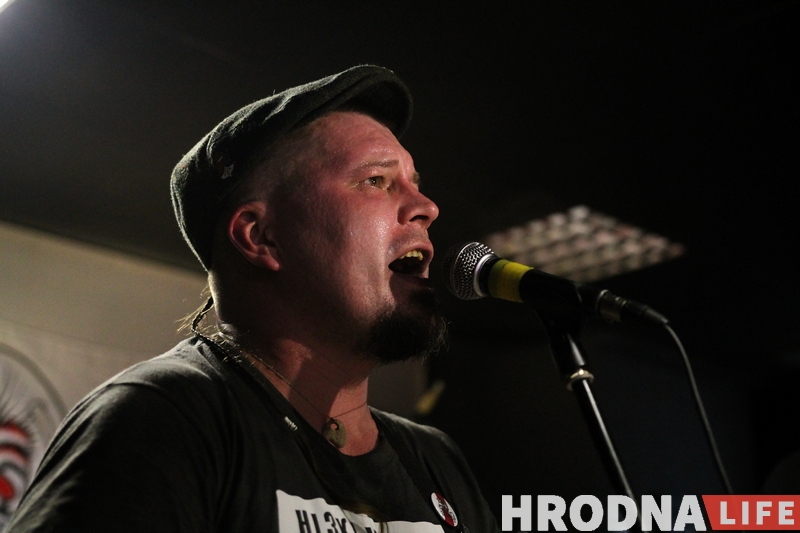 В Гродно домой к журналисту Александру Денисову пришли сотрудники милиции Алесь Денисов на концерте группы Dzieciuki