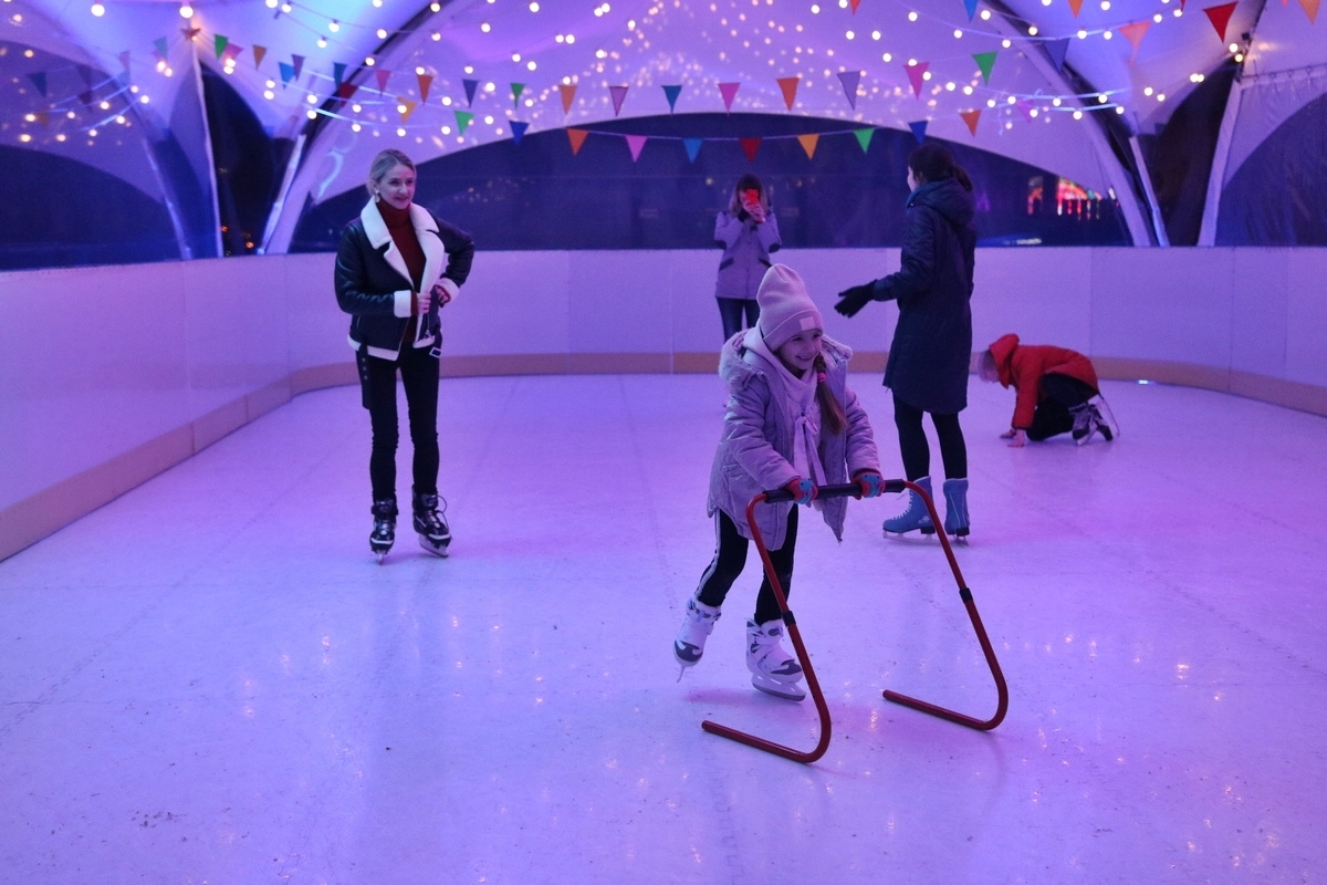 Глядзіце, як працуе каток на даху гандлёвага дома "Нёман"