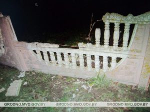 Похвастался силой. Парень напился и повредил забор исполкома