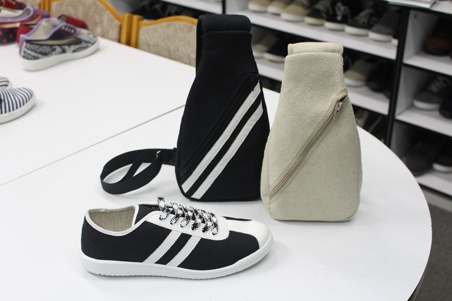 Лидская обувная фабрика начала изготавливать льняные сумки и рюкзаки Фота: lidanews.by