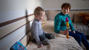 «Но я в этом не виноват». Маленький Миша, с которым отец скрывался в России, вернулся домой