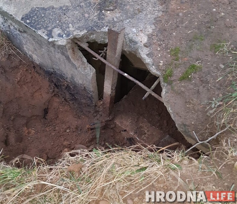 Сантехник и волонтеры 10 часов спасали кота. Он провалился в колодец заброшенной теплотрассы