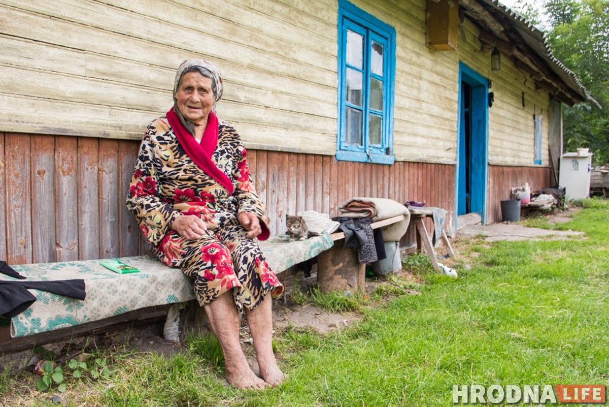 «Дарогі няма, крама зачынілася, але ў горад не паеду». Як жывуць апошнія жыхары выміраючых вёсак пад Гродна