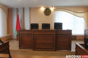 Активисты в суде заклеили себе рот и спели гимн БНР суд саранчуков (2)