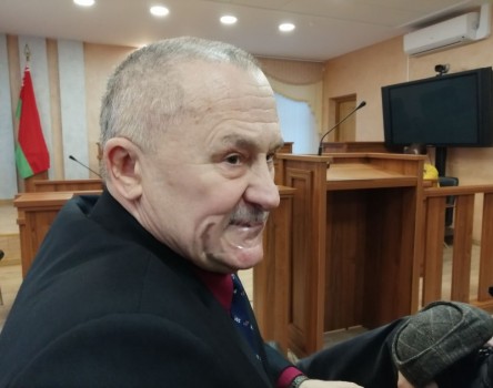 Активисты в суде заклеили себе рот и спели гимн БНР Активисты в суде заклеили себе рот и спели гимн БНР