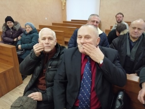 Активисты в суде заклеили себе рот и спели гимн БНР Активисты в суде заклеили себе рот и спели гимн БНР