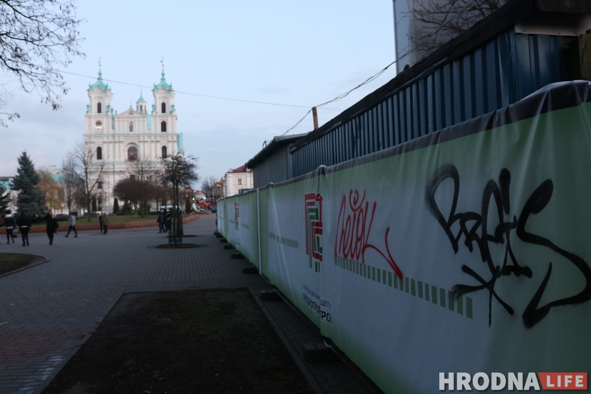 Фотофакт: кто-то разрисовал дома на Замковой странными надписями Фотофакт: кто-то разрисовал дома на Замковой странными надписями