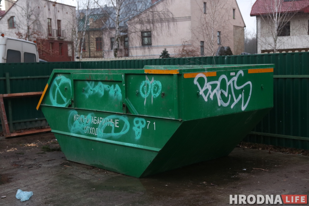 Фотофакт: кто-то разрисовал дома на Замковой странными надписями Фотофакт: кто-то разрисовал дома на Замковой странными надписями