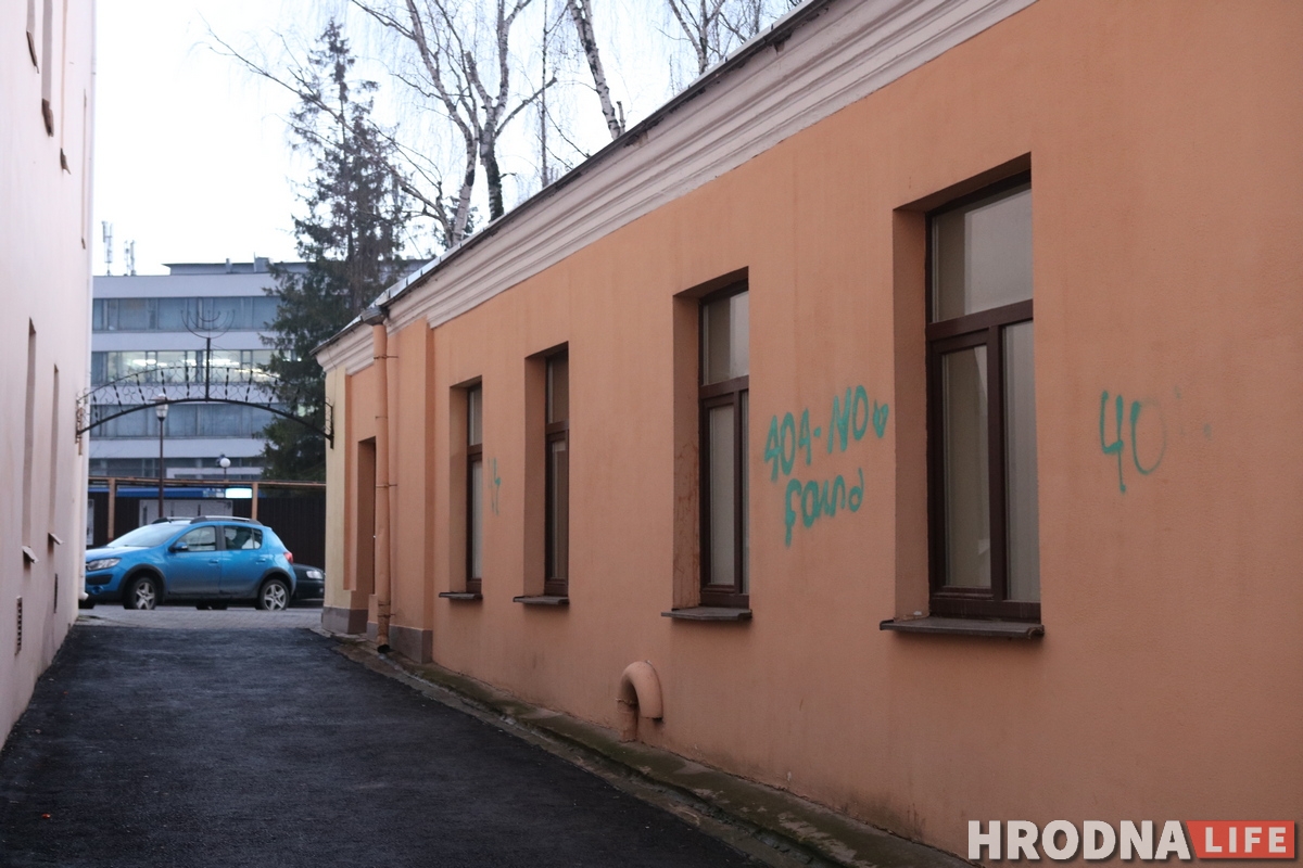 Фотофакт: кто-то разрисовал дома на Замковой странными надписями Фотофакт: кто-то разрисовал дома на Замковой странными надписями