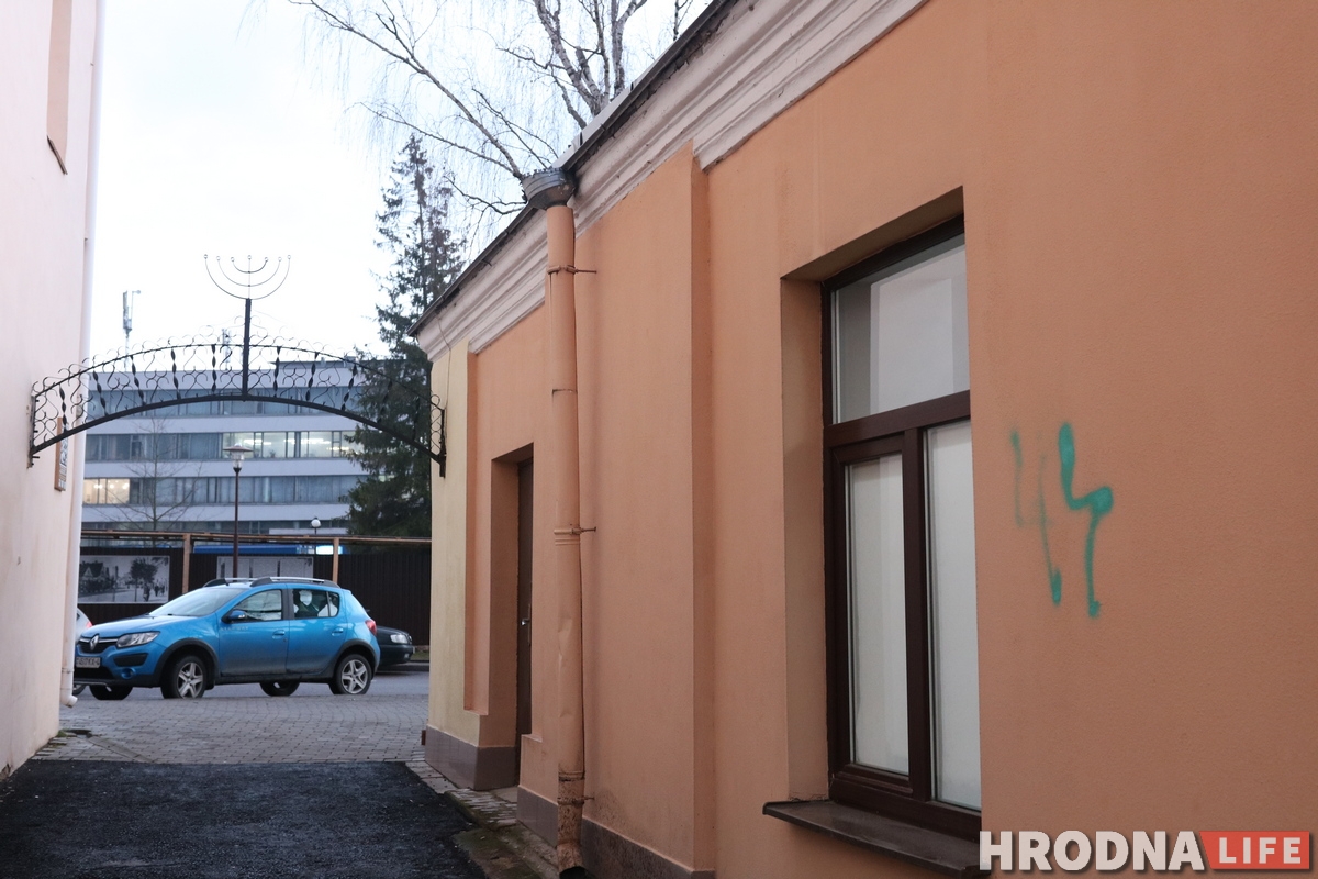 Фотофакт: кто-то разрисовал дома на Замковой странными надписями Фотофакт: кто-то разрисовал дома на Замковой странными надписями