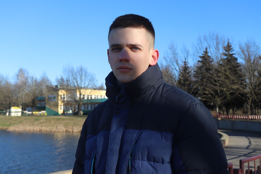 «Кінуў пакет з красоўкамі і скокнуў у ваду». Курсант-памежнік у Лідзе выратаваў школьніка, які ледзь не патануў